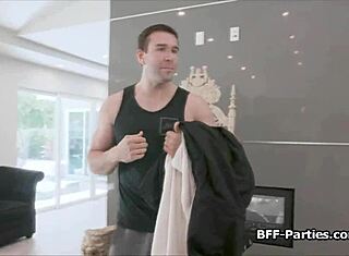 Sexy malere hopper på nakne modellars harde kuk i vill firerknull