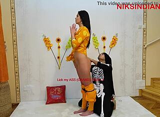 غورو هندي ينيك بقوة في الأشرم مع عمل دوغي ستايل خشن