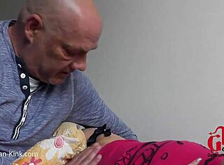 Koululomakodissa talonmiehen kanssa likainen teini 18+ blondivaalea