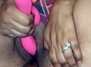 The story of a devoted wife in her everyday life, sharing moments with her partner and friends.