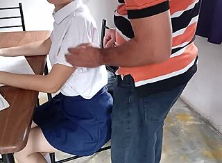 meksikansk skolejente suger lærerens kuk for bedre karakterer ute