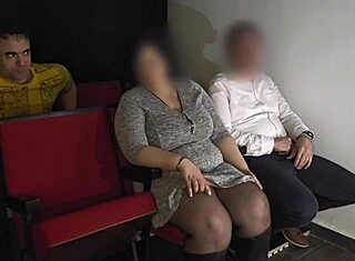 Naidaan kovaa pimeässä elokuvateatterissa tänä iltana