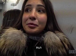 मोनिका वेट नाइट क्लब में कैश के लिए बॉडी बेचती है