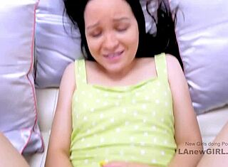 小さな18+ティーンがオーディションで激しくチンポ吸う