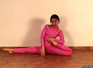 Remaja 18+ tubuh sempurna Irina Galkina meregang telanjang di lantai! 😲