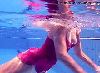 Russische babe Elena Proklova zwemt naakt onderwater. Haar blonde schoonheid schijnt op het strand!