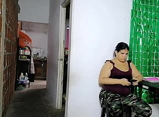 Folllo intensamente a mi madrastra cachonda en POV, luego dejo la cara de mis ricas hermanastras cubierta de semen