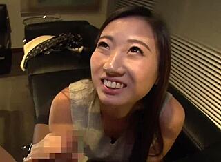 Naimisissa olevat naiset muuttavat häpeän villiksi jännitykseksi suihkuttavilla huipuilla kinkkisissä suhteissa