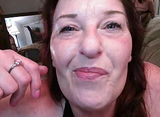 Seksi riđokosa sa plavim očima zadirkuje jezičkom 😏