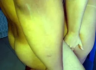 loira rabuda liberando cuzinho na cadeira