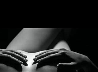 Sıcak hatun büyük kalçasıyla sertçe sikiliyor.