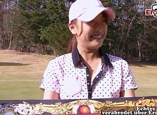 Wow, denna lilla 18+ 18-åriga asiatiska tjej med hårig fitta blir hårt knullad! 😍