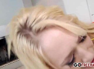 金发凯格尼·林恩·卡特对付两个猛男