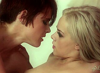 كارمن كالاواي وجانيس غريفيث تغوصان في لعب طيزي