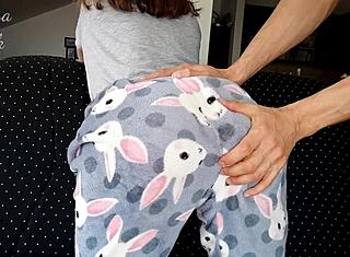 18세 아시안 틴 도기스타일로 세게 스팽킹