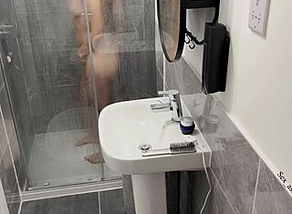 Skrytá kamera zachytí parní akci ve sprše na Airbnb