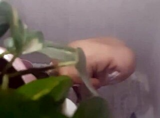 Mackă matură surprinsă în baie pe cameră