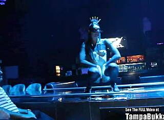 小さな胸のギャングバンがストリップクラブを熱くする！