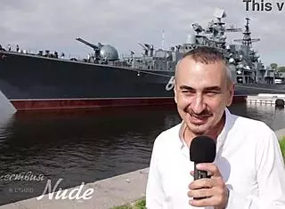 Model flashes nude in public outdoor