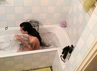 वाह, हिडन कैम पेटाइट 18+ हंगेरियन टीन 18+ को पूल पर पकड़ती है! क्या वह बेपरवाह है या किंकी?