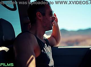 Фит котенце получава крем пай в пустинята след див дълбок гърлобой