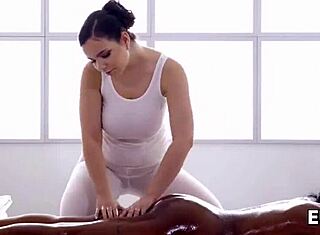 Min lesbiske massør scissorer mig hårdt på olieret bord