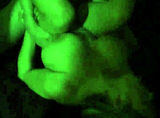 Gammel cuckold ser kona få seg en pounding i rå action