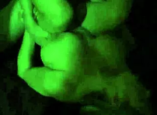 Gammel cuckold ser kona få seg en pounding i rå action