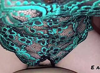 สาวยุโรปในฉากกลุ่มพร้อมสัก