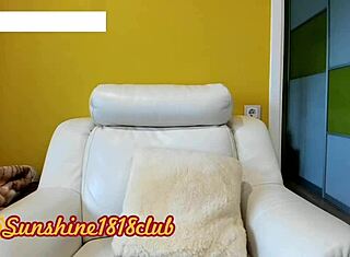 Muslimanska deklica s hidžabom pokaže velike joške na spletni kameri