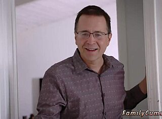 Mamă vitregă o împerechează pe fiica vitregă în ciorapi pentru sex sălbatic de ziua de naștere, nu pentru tată vitreg