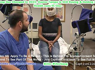 Doktor undersøker dominikansk pasients fitte med spekulum