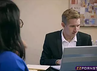 Busty latina milf forfører bankmand for lån