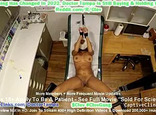 Læge undersøger dominikansk patients fisse med spekulum