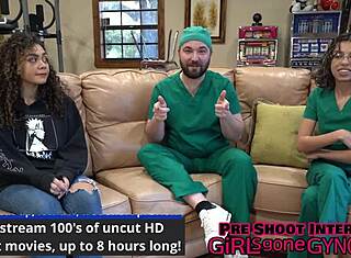 Мъжки лекар влиза в гинекологичен преглед да види гола пациентка, разтваряща цици и путка със спекулум за колега на girlsgonegyno.com