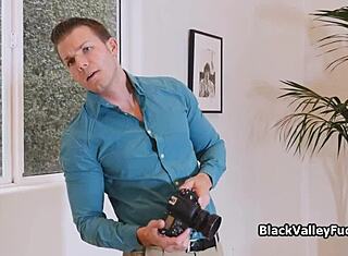 Reiche schwarze 18+ Spinnerin reitet weißen Schwanz hart