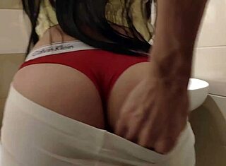 chytl jsem ji na záchodě a nemohl jsem odolat naplnit jí kundu spermatem