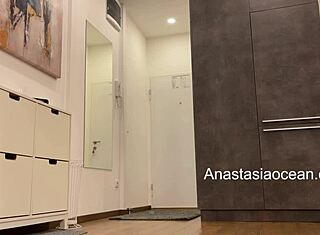 宅配員を待って裸の体を大胆にフラッシュ