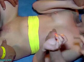 Štíhlá kráska 18+ v drsném gangbangu