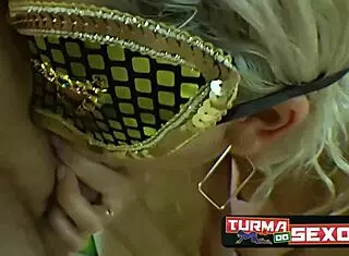 Blonde engaged gives tasty frotinha