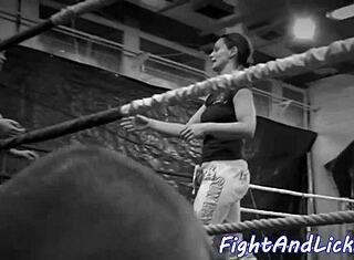 ये ग्लैमरस बेब्स रेसलिंग के बाद एक दूसरे की शेव्ड पस्सीज लिक करती हैं