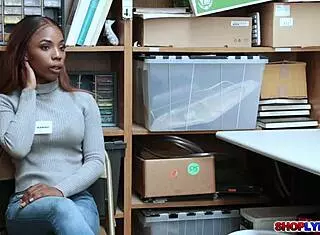 Sarah Banks ohnutá tvrdě policistou v kanceláři.