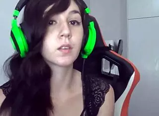 Carolzinhasg dancing and teasing with sensual moves in part 2.