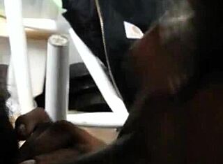 Ebony babe suger sort pik med briller