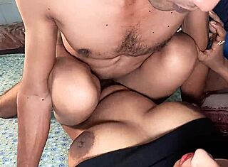 Beauté jeune chaude en action de trio sauvage de Noël