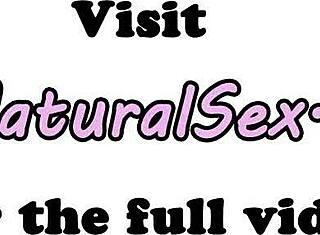 Kicsi euro modell keményen lovagol a hálószobában