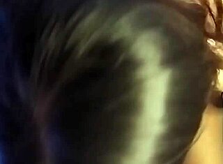 Vruća noć, mala kurvica sisa kurac dok me masturbiraju