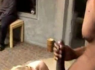 Férj nézi, ahogy szőke feleség mélyen veszi a fekete farkat