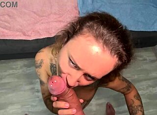 Vecina cere apă, dar sfârșește sugându-mi pula