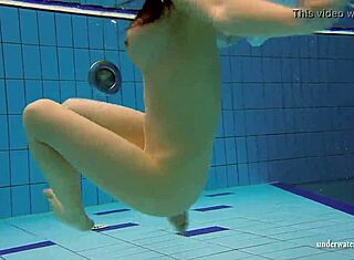 Hej Kristy, hočeš pokazati te velike joške ob bazenu z mano?